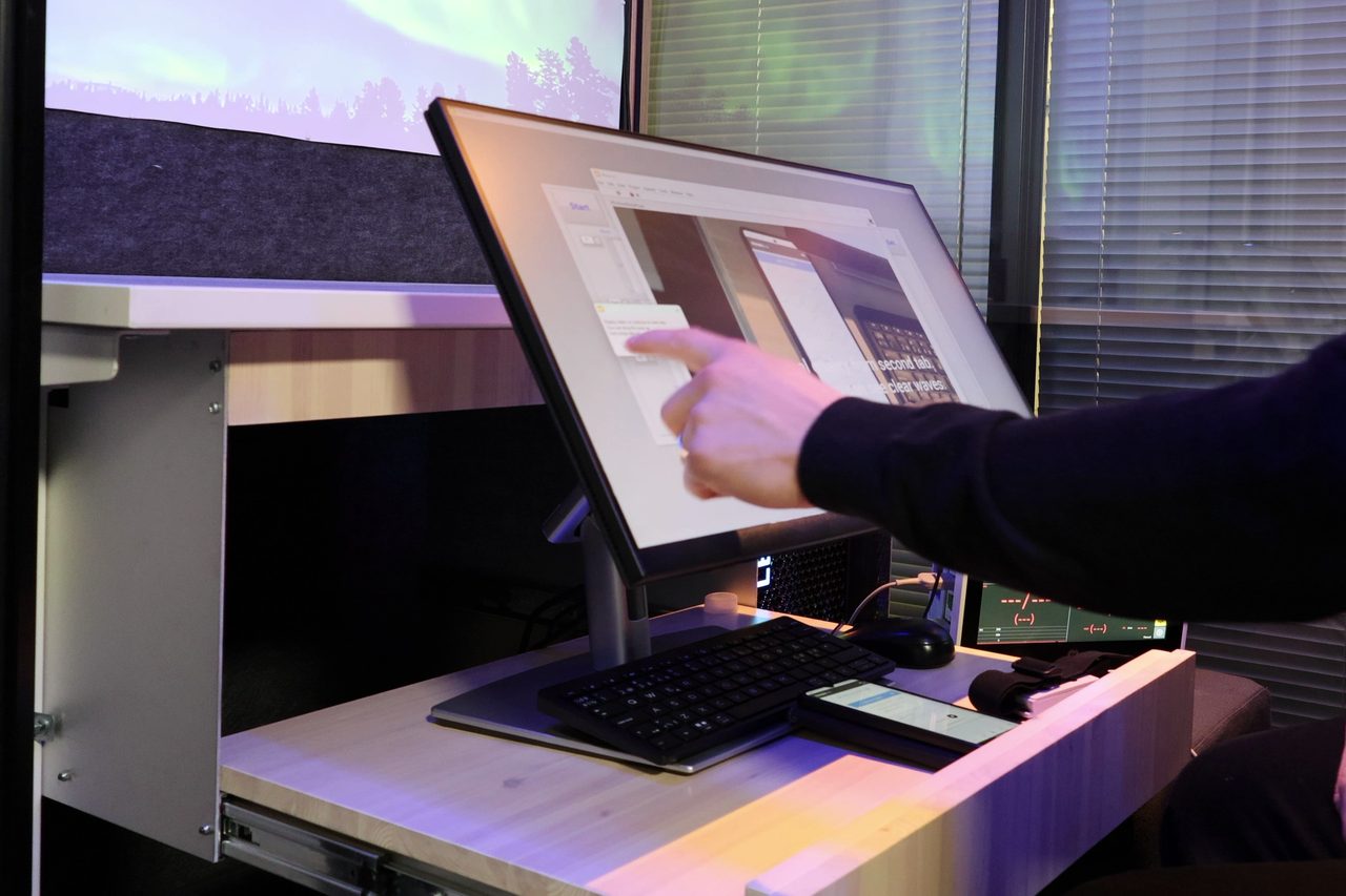 The Health Kiosk workstation: a touchscreen, a keyboard, a tablet and a measurement device with a trace on its display.